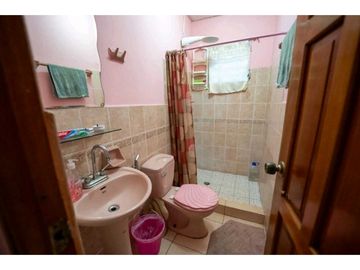 VENTA DE CASA EN SAN CARLITOS CERCADA ATRAS