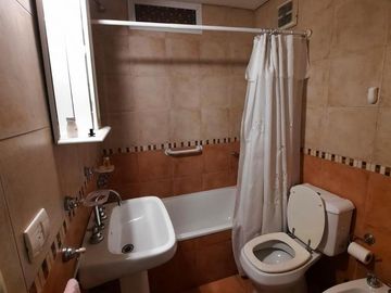 APTO CRÉDITO! Cómodo 4 ambientes con cochera, balcón y parrilla. Villa Urquiza