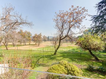 Remodelado con vista directa y despejada al Club de Golf