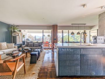 Remodelado con vista directa y despejada al Club de Golf