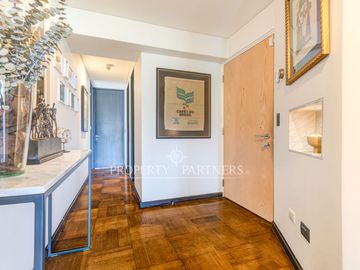 Remodelado con vista directa y despejada al Club de Golf
