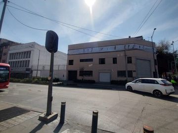 Local en 3 niveles 1309m2