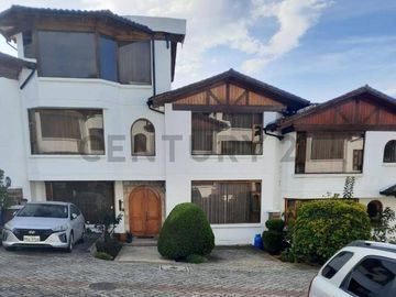 De Venta Casa en conjunto. Sector Santa Lucía-Collaloma