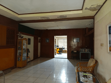 Rumah Interior Kayu Halaman Luas Akses Jalan 2 Mobil S8609