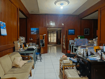 Rumah Interior Kayu Halaman Luas Akses Jalan 2 Mobil S8609