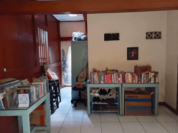 Rumah Interior Kayu Halaman Luas Akses Jalan 2 Mobil S8609