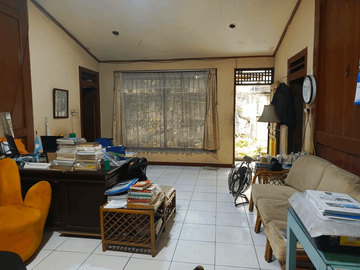 Rumah Interior Kayu Halaman Luas Akses Jalan 2 Mobil S8609