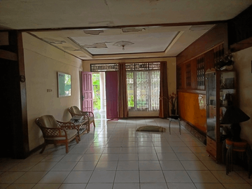 Rumah Interior Kayu Halaman Luas Akses Jalan 2 Mobil S8609