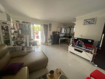 Di jual rumah modern di Podomoro Park harga di bawah pasar.
