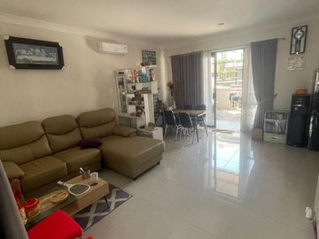 Di jual rumah modern di Podomoro Park harga di bawah pasar.