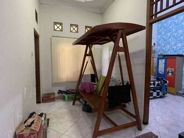 Rumah Tinggal Asri Tepi Jalan Aspal dekat area penginapan