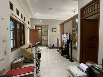 Rumah Tinggal Asri Tepi Jalan Aspal dekat area penginapan