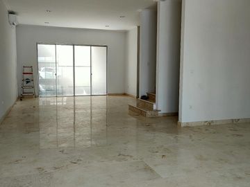 Disewakan cepat rumah golf island type palm unit langka belakang rapi
