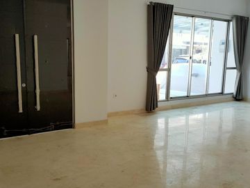 Disewakan cepat rumah golf island type palm unit langka belakang rapi