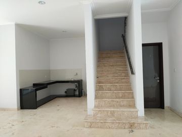 Disewakan cepat rumah golf island type palm unit langka belakang rapi