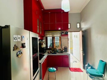 Kontrakan Rumah Cantik 2Lt Full Furnished Dekat GOR Manahan Dan TOL