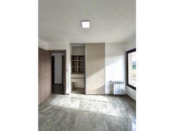 VENTA CASA DE CATEGORIA A ESTRENAR 3 DORMITORIOS TEJAS 4 MALAGUEÑO