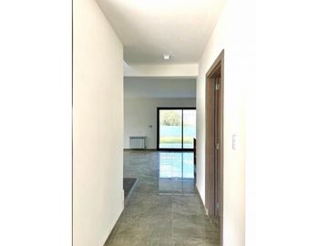 VENTA CASA DE CATEGORIA A ESTRENAR 3 DORMITORIOS TEJAS 4 MALAGUEÑO