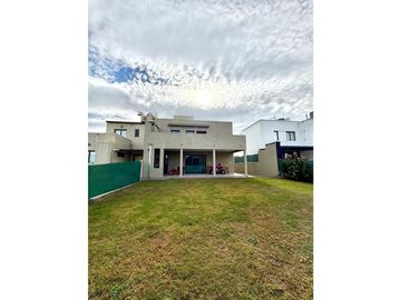 VENTA CASA DE CATEGORIA A ESTRENAR 3 DORMITORIOS TEJAS 4 MALAGUEÑO