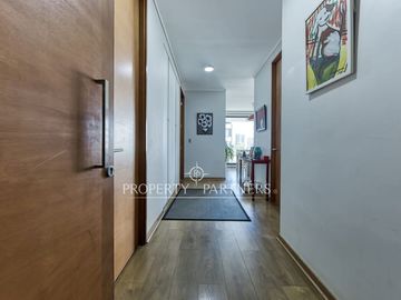 Moderno departamento con amplias terrazas, vista despejada y excelente conectividad.