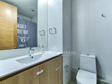 Moderno departamento con amplias terrazas, vista despejada y excelente conectividad.