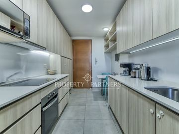 Moderno departamento con amplias terrazas, vista despejada y excelente conectividad.