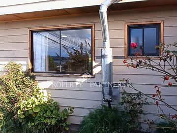 REBAJADO! CASA EN PANGUIPULLI  – ZONA URBANA CON VISTA AL LAGO Y VOLCÁN VILLARRICA
