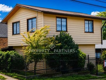 REBAJADO! CASA EN PANGUIPULLI  – ZONA URBANA CON VISTA AL LAGO Y VOLCÁN VILLARRICA