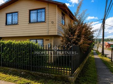 REBAJADO! CASA EN PANGUIPULLI  – ZONA URBANA CON VISTA AL LAGO Y VOLCÁN VILLARRICA