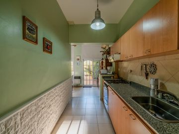 ENTRADA INDEPENDIENTE - PATIO CON PARRILLA - 4 AMBIENTES - SIN EXPENSAS - EXCELENTE ESTADO