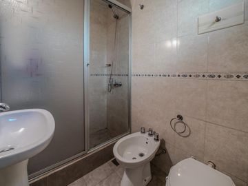 ENTRADA INDEPENDIENTE - PATIO CON PARRILLA - 4 AMBIENTES - SIN EXPENSAS - EXCELENTE ESTADO