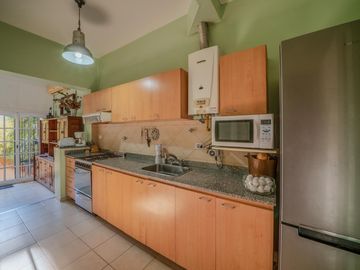 ENTRADA INDEPENDIENTE - PATIO CON PARRILLA - 4 AMBIENTES - SIN EXPENSAS - EXCELENTE ESTADO