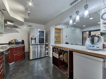 Casa Familiar con Gran Terreno, Subterráneo y Piscina en Sector El Aromo – Vitacura