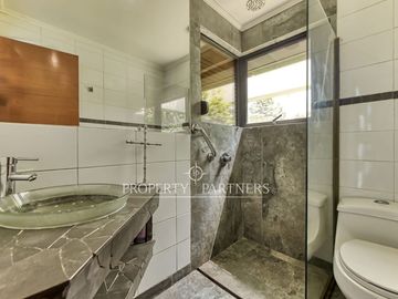 Casa Familiar con Gran Terreno, Subterráneo y Piscina en Sector El Aromo – Vitacura
