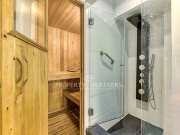 Casa Familiar con Gran Terreno, Subterráneo y Piscina en Sector El Aromo – Vitacura