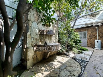 Casa Familiar con Gran Terreno, Subterráneo y Piscina en Sector El Aromo – Vitacura