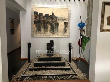 Casa Familiar con Gran Terreno, Subterráneo y Piscina en Sector El Aromo – Vitacura