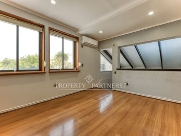 Casa Familiar con Gran Terreno, Subterráneo y Piscina en Sector El Aromo – Vitacura