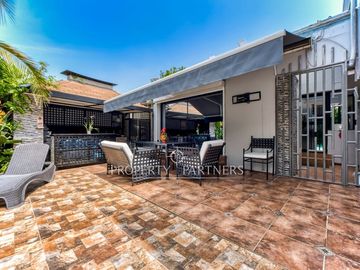 Casa Familiar con Gran Terreno, Subterráneo y Piscina en Sector El Aromo – Vitacura