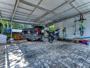 Casa Familiar con Gran Terreno, Subterráneo y Piscina en Sector El Aromo – Vitacura