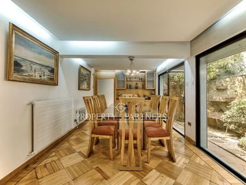 Casa Familiar con Gran Terreno, Subterráneo y Piscina en Sector El Aromo – Vitacura
