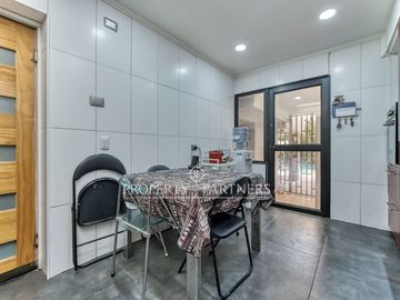 Casa Familiar con Gran Terreno, Subterráneo y Piscina en Sector El Aromo – Vitacura