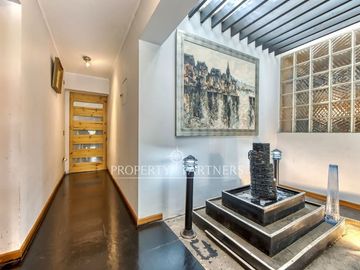 Casa Familiar con Gran Terreno, Subterráneo y Piscina en Sector El Aromo – Vitacura