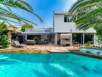 Casa Familiar con Gran Terreno, Subterráneo y Piscina en Sector El Aromo – Vitacura
