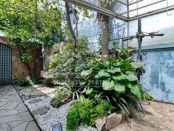 Casa Familiar con Gran Terreno, Subterráneo y Piscina en Sector El Aromo – Vitacura