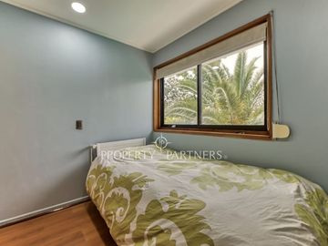 Casa Familiar con Gran Terreno, Subterráneo y Piscina en Sector El Aromo – Vitacura