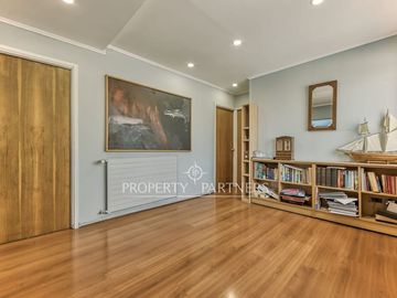 Casa Familiar con Gran Terreno, Subterráneo y Piscina en Sector El Aromo – Vitacura