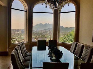 LUJOSA CASA EN VENTA LA CIMA