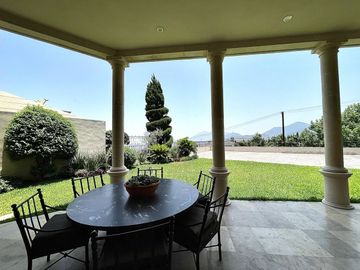 LUJOSA CASA EN VENTA LA CIMA