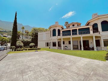 LUJOSA CASA EN VENTA LA CIMA